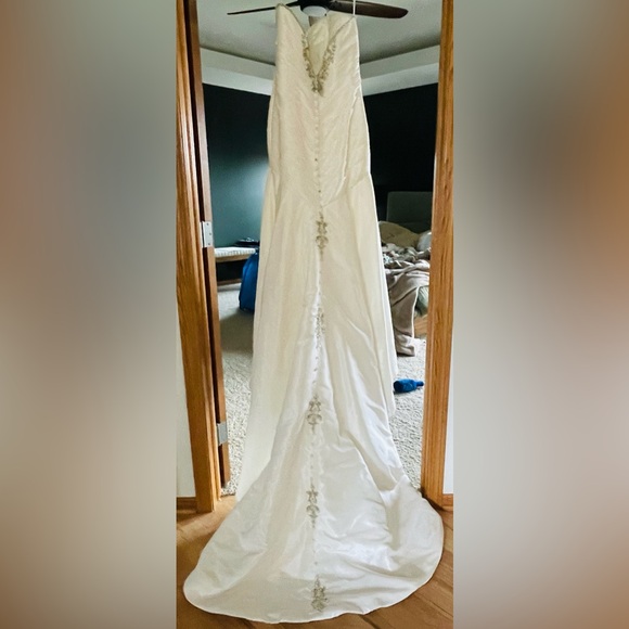 Chic Strapless Ivory Wedding Gown - Fit & Flare - Picture 8 of 12